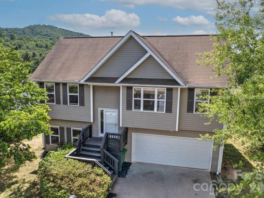 85 Rotunda Circle, Asheville, NC 28806.  MLS# CAR4379680, YatesRealty ID 26312. 