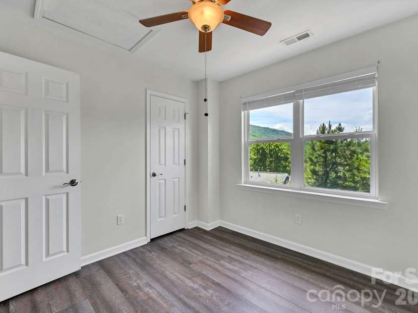 85 Rotunda Circle, Asheville, NC 28806.  MLS# CAR4379680, YatesRealty ID 26312. 