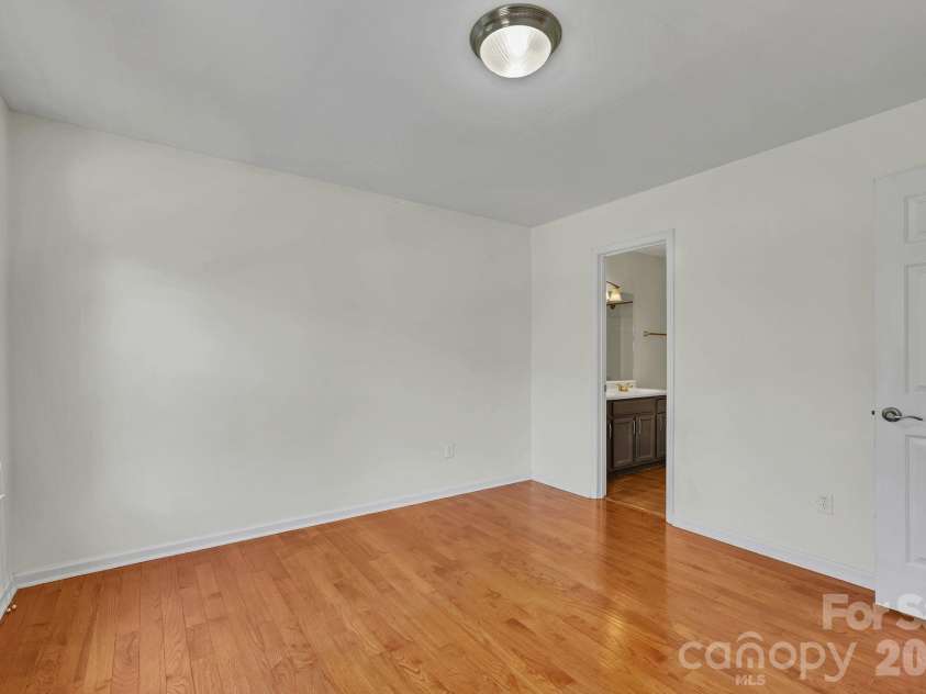 85 Rotunda Circle, Asheville, NC 28806.  MLS# CAR4379680, YatesRealty ID 26312. 
