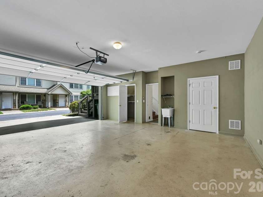 85 Rotunda Circle, Asheville, NC 28806.  MLS# CAR4379680, YatesRealty ID 26312. 
