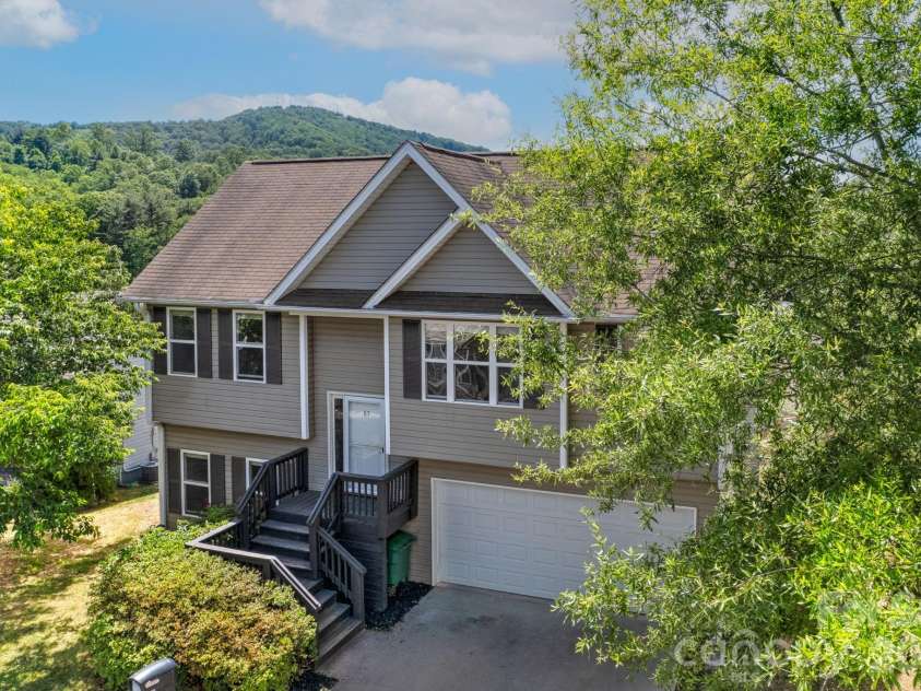 85 Rotunda Circle, Asheville, NC 28806.  MLS# CAR4379680, YatesRealty ID 26312. 