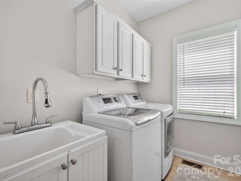 1117 Legacy Lane, Fort Mill, SC 29708.  MLS# CAR4384026, YatesRealty ID 26313. Laundry on main