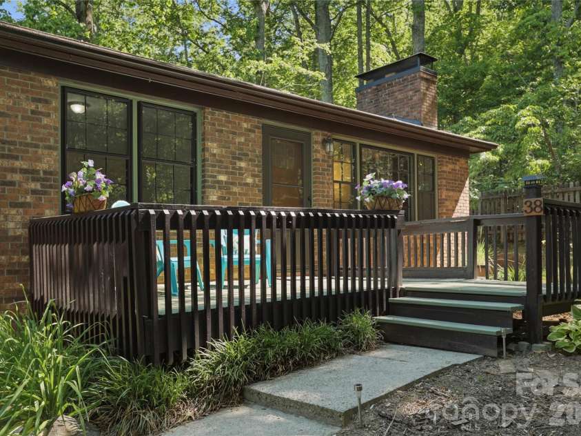 38 Nixon Terrace, Asheville, NC 28805.  MLS# CAR4385121, YatesRealty ID 26316. 