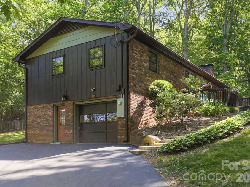 38 Nixon Terrace, Asheville, NC 28805.  MLS# CAR4385121, YatesRealty ID 26316. 