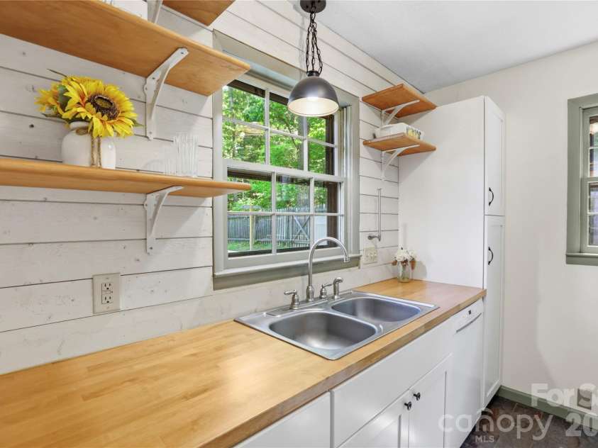 38 Nixon Terrace, Asheville, NC 28805.  MLS# CAR4385121, YatesRealty ID 26316. 