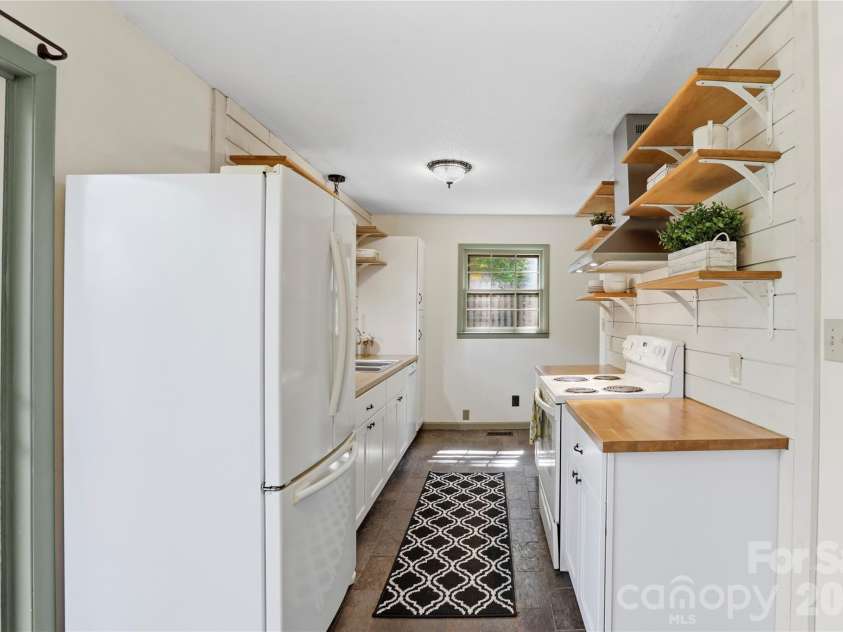 38 Nixon Terrace, Asheville, NC 28805.  MLS# CAR4385121, YatesRealty ID 26316. 