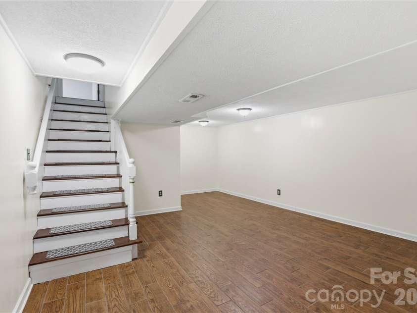 38 Nixon Terrace, Asheville, NC 28805.  MLS# CAR4385121, YatesRealty ID 26316. 