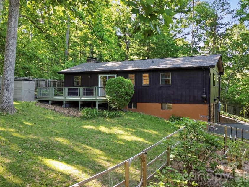38 Nixon Terrace, Asheville, NC 28805.  MLS# CAR4385121, YatesRealty ID 26316. 