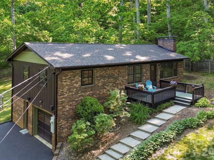 38 Nixon Terrace, Asheville, NC 28805.  MLS# CAR4385121, YatesRealty ID 26316. 