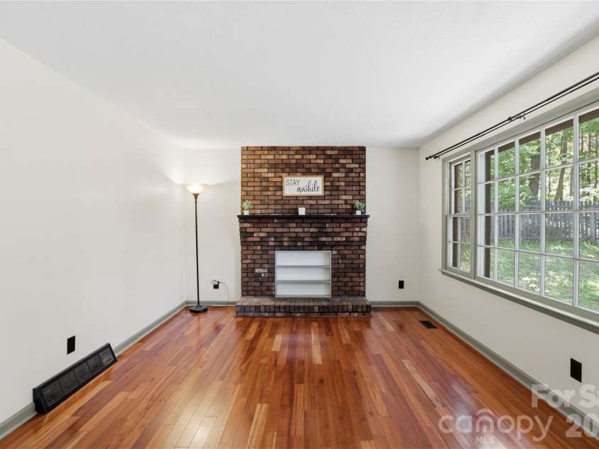 38 Nixon Terrace, Asheville, NC 28805.  MLS# CAR4385121, YatesRealty ID 26316. Living room
