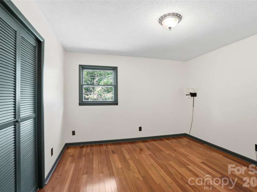 38 Nixon Terrace, Asheville, NC 28805.  MLS# CAR4385121, YatesRealty ID 26316. Primary bedroom