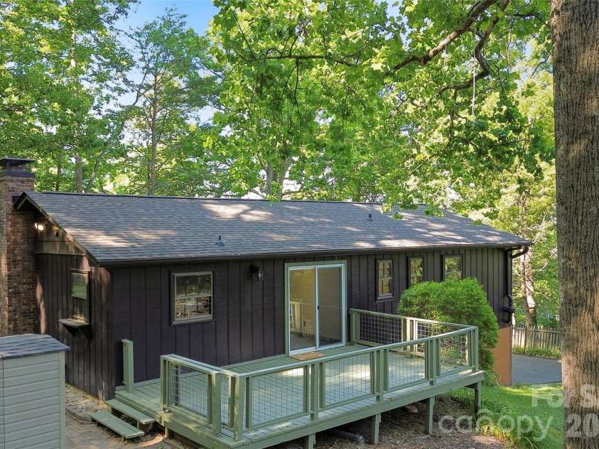 38 Nixon Terrace, Asheville, NC 28805.  MLS# CAR4385121, YatesRealty ID 26316. Spacious back deck overlooking beautiful fenced yard