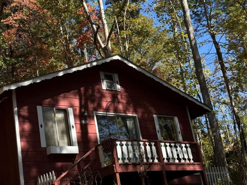 202 Lyndhurst Drive, Hendersonville, NC 28791.  MLS# CAR4315810, YatesRealty ID 2632. Ahhh!