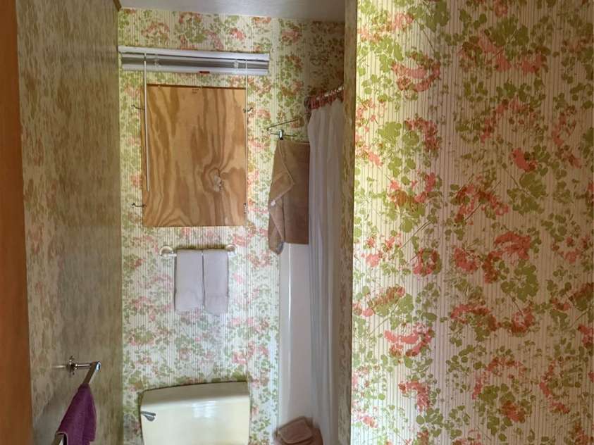 202 Lyndhurst Drive, Hendersonville, NC 28791.  MLS# CAR4315810, YatesRealty ID 2632. Bath