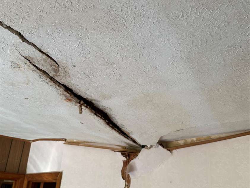 202 Lyndhurst Drive, Hendersonville, NC 28791.  MLS# CAR4315810, YatesRealty ID 2632. Damage 