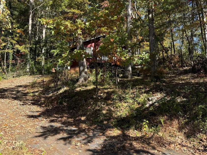 202 Lyndhurst Drive, Hendersonville, NC 28791.  MLS# CAR4315810, YatesRealty ID 2632. Drive right in!