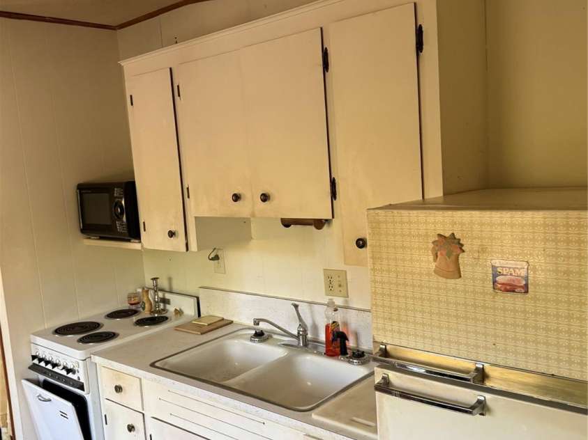 202 Lyndhurst Drive, Hendersonville, NC 28791.  MLS# CAR4315810, YatesRealty ID 2632. Kitchen