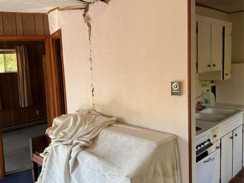 202 Lyndhurst Drive, Hendersonville, NC 28791.  MLS# CAR4315810, YatesRealty ID 2632. Piano included