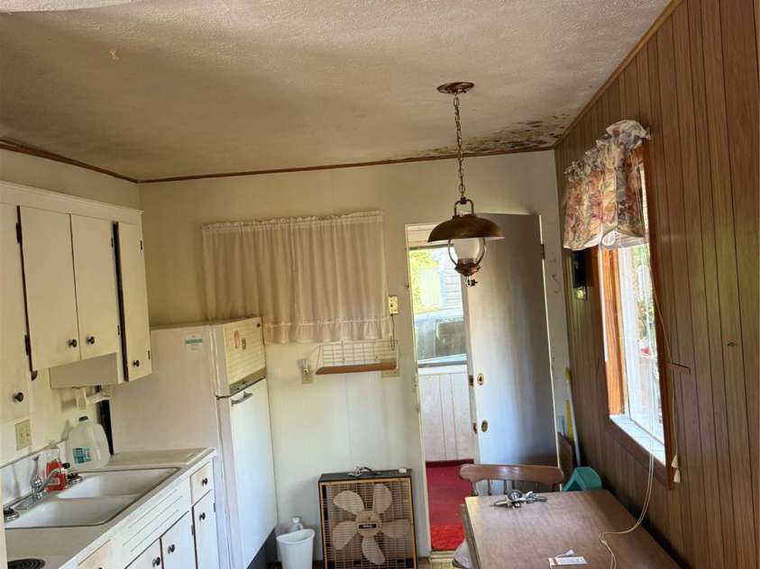 202 Lyndhurst Drive, Hendersonville, NC 28791.  MLS# CAR4315810, YatesRealty ID 2632. Small but efficient 