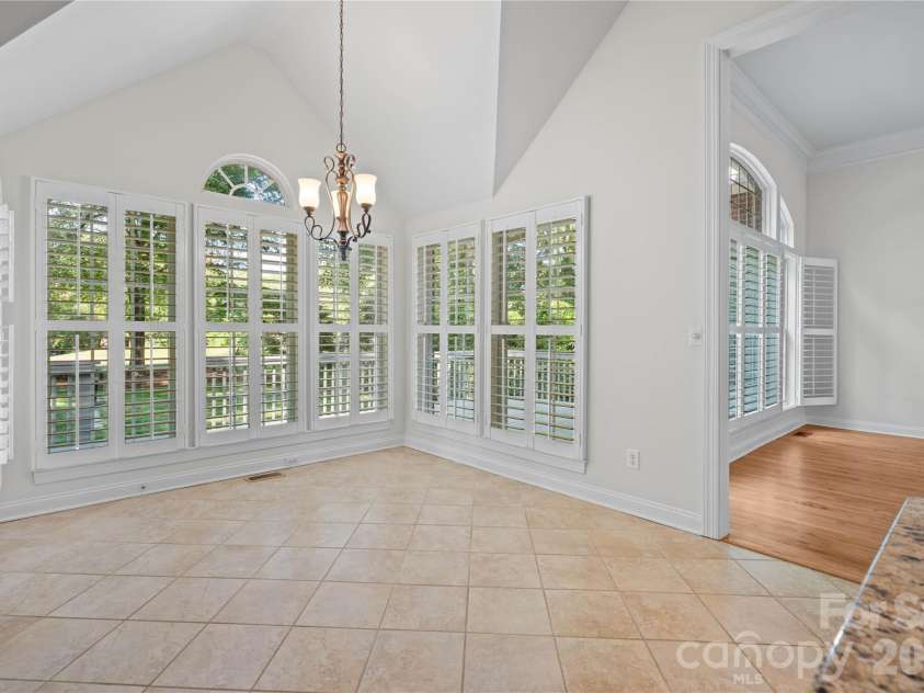 9311 Brentfield Road, Huntersville, NC 28078.  MLS# CAR4382163, YatesRealty ID 26327. Large breakfast area with vaulted ceiling overlooking the 14th tee.
