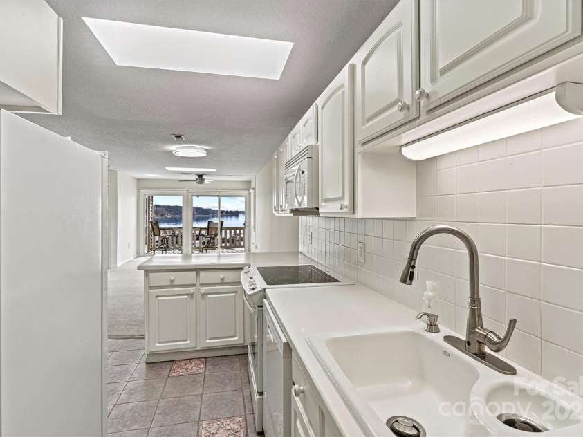 7831 Spinnaker Bay Drive, Sherrills Ford, NC 28673.  MLS# CAR4207085, YatesRealty ID 2633. KITCHEN