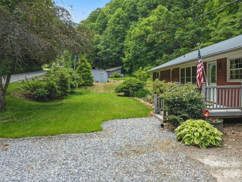 3829 Coxes Creek Road, Burnsville, NC 28714.  MLS# CAR4246043, YatesRealty ID 26331. 