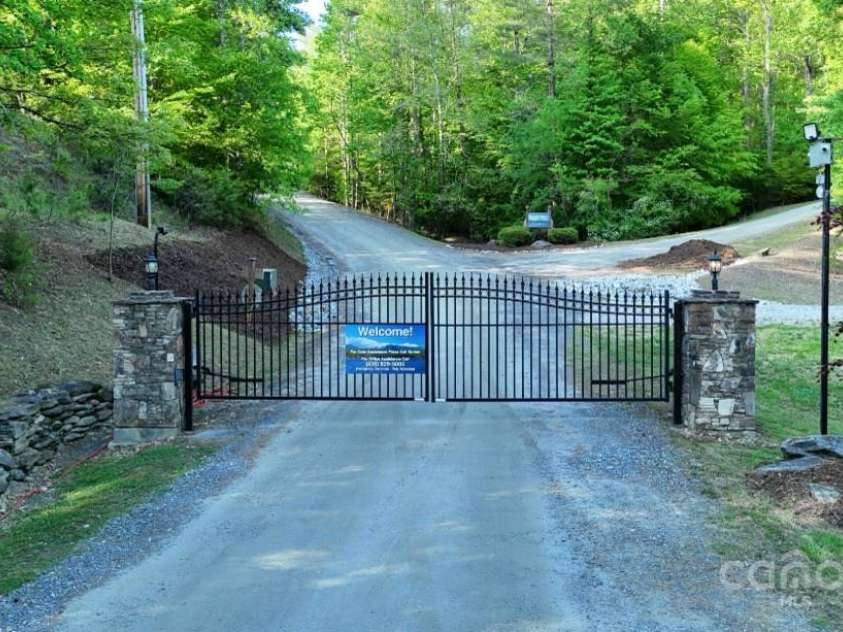 37 Coyote Drive, Marion, NC 28752.  MLS# CAR4275046, YatesRealty ID 26332. Entrance
