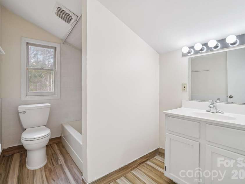 623 Owensby Road, Hendersonville, NC 28792.  MLS# CAR4345844, YatesRealty ID 26332. Apartment Bathroom