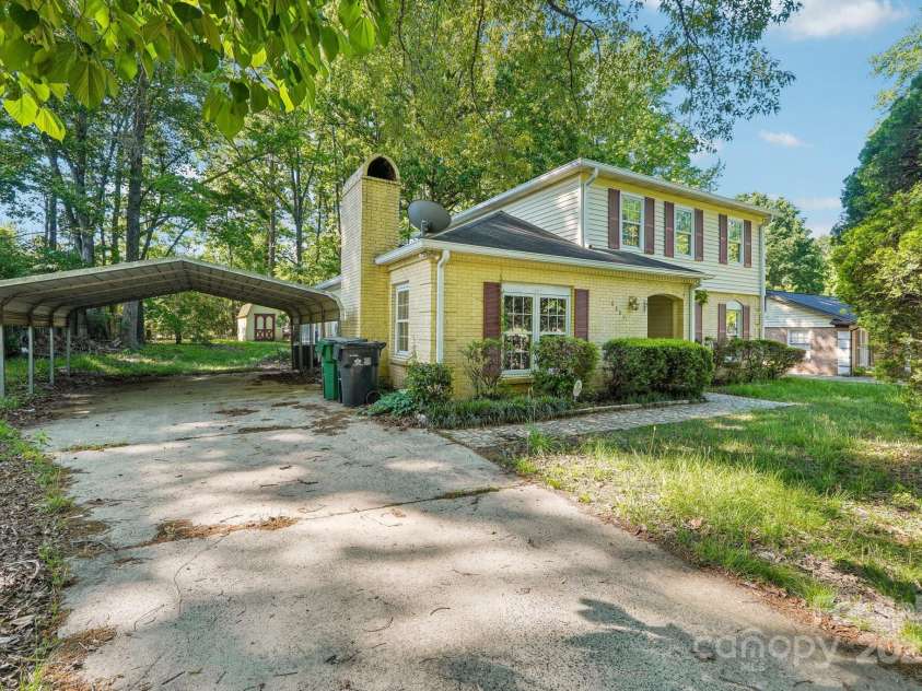6807 Woodfield Drive, Charlotte, NC 28215.  MLS# CAR4250564, YatesRealty ID 26334. 