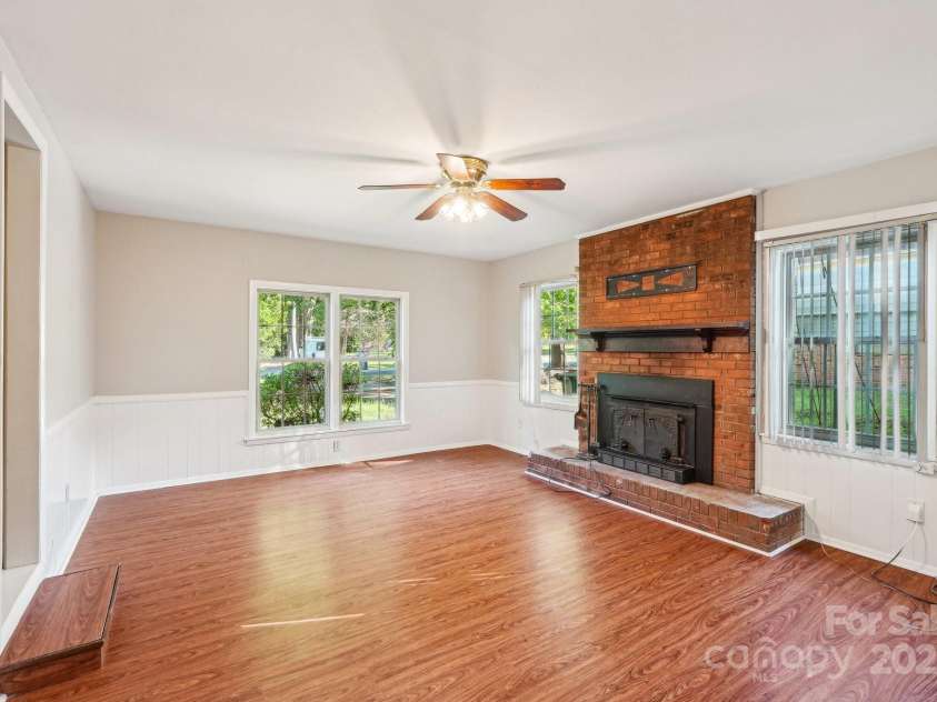6807 Woodfield Drive, Charlotte, NC 28215.  MLS# CAR4250564, YatesRealty ID 26334. 
