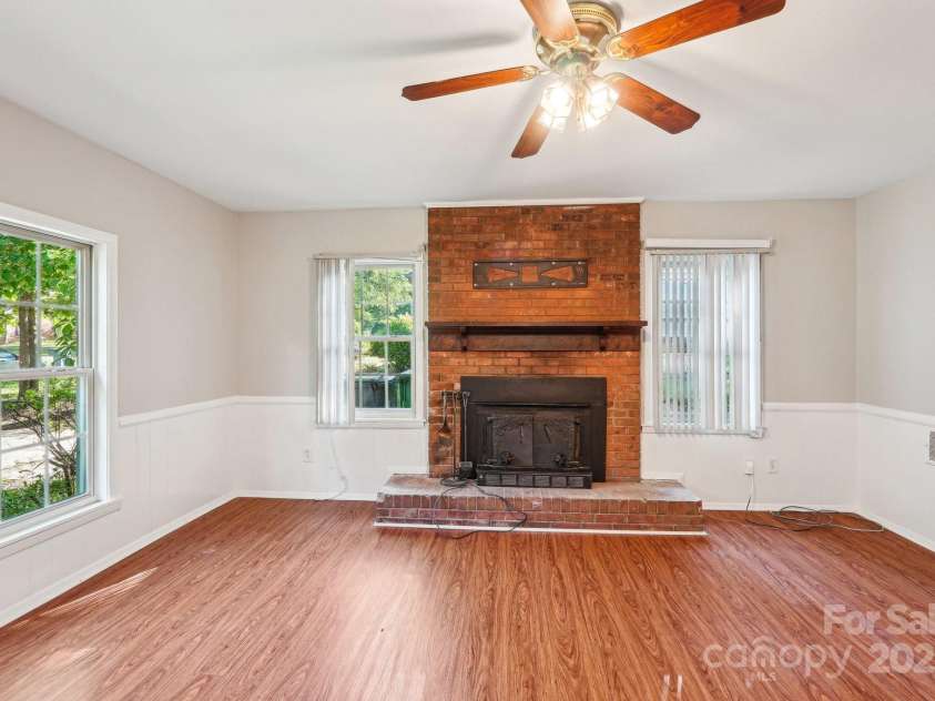 6807 Woodfield Drive, Charlotte, NC 28215.  MLS# CAR4250564, YatesRealty ID 26334. 