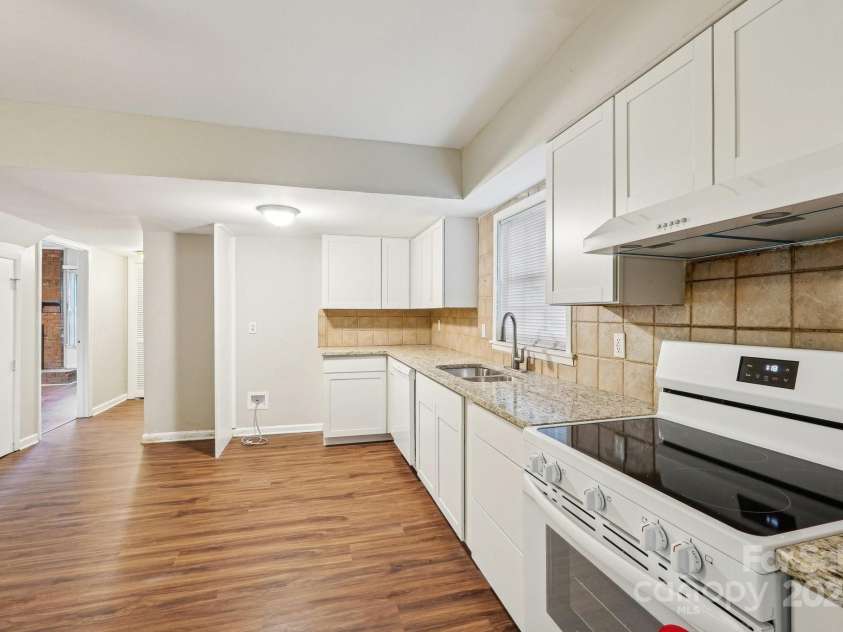 6807 Woodfield Drive, Charlotte, NC 28215.  MLS# CAR4250564, YatesRealty ID 26334. 