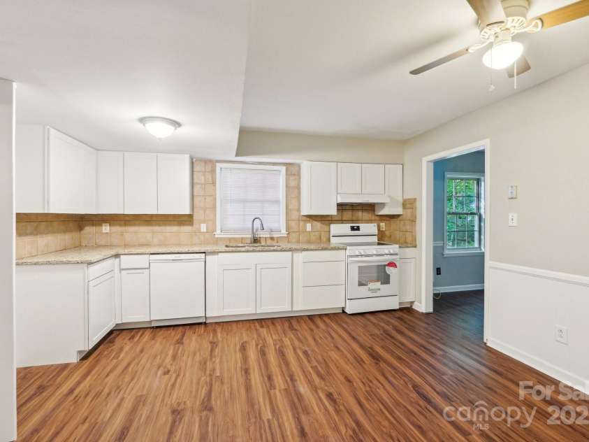 6807 Woodfield Drive, Charlotte, NC 28215.  MLS# CAR4250564, YatesRealty ID 26334. 