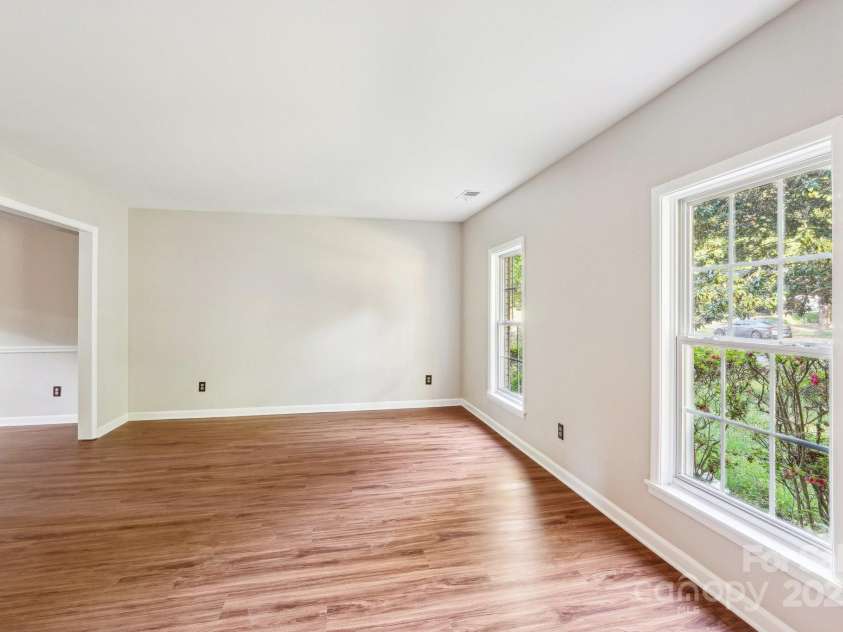 6807 Woodfield Drive, Charlotte, NC 28215.  MLS# CAR4250564, YatesRealty ID 26334. 