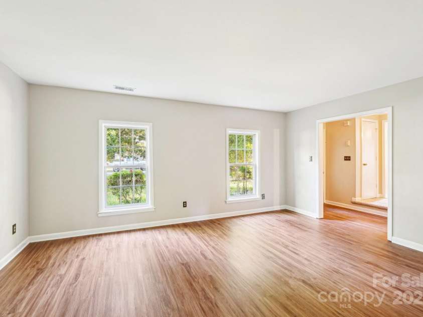 6807 Woodfield Drive, Charlotte, NC 28215.  MLS# CAR4250564, YatesRealty ID 26334. 