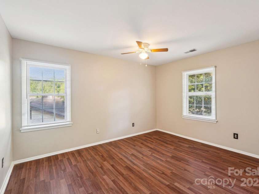 6807 Woodfield Drive, Charlotte, NC 28215.  MLS# CAR4250564, YatesRealty ID 26334. 