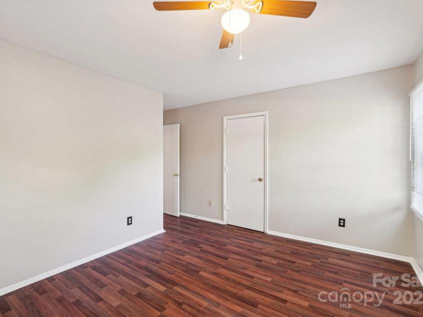 6807 Woodfield Drive, Charlotte, NC 28215.  MLS# CAR4250564, YatesRealty ID 26334. 