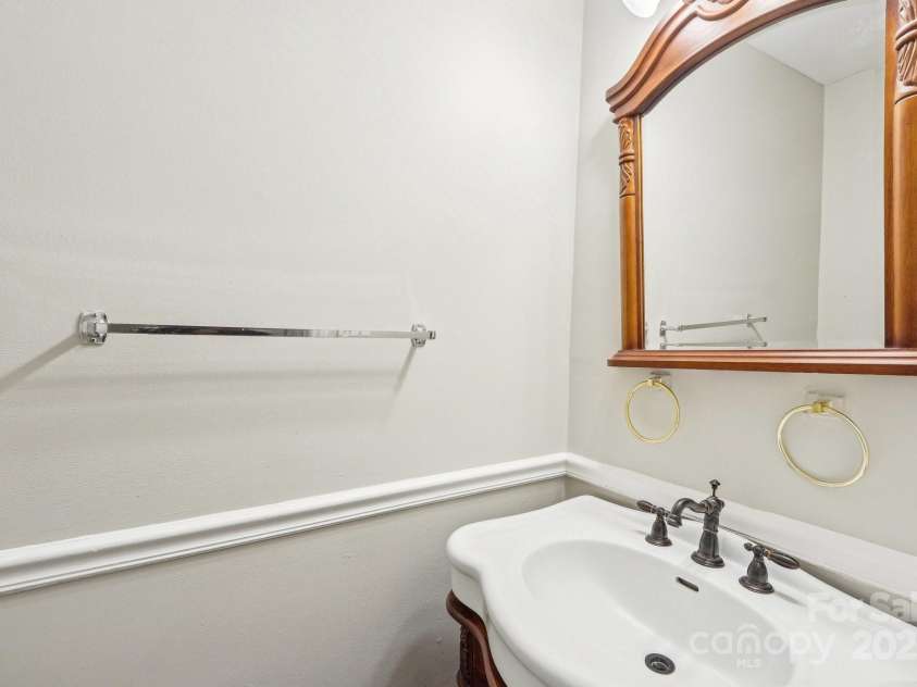 6807 Woodfield Drive, Charlotte, NC 28215.  MLS# CAR4250564, YatesRealty ID 26334. 