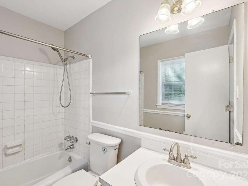 6807 Woodfield Drive, Charlotte, NC 28215.  MLS# CAR4250564, YatesRealty ID 26334. 