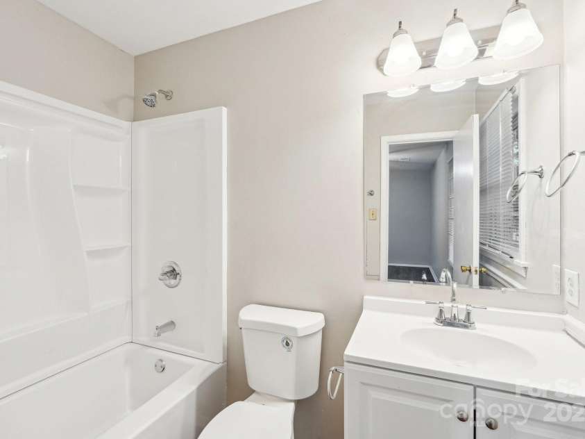 6807 Woodfield Drive, Charlotte, NC 28215.  MLS# CAR4250564, YatesRealty ID 26334. 