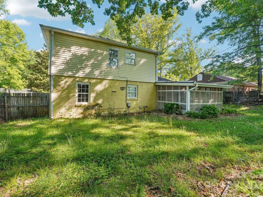 6807 Woodfield Drive, Charlotte, NC 28215.  MLS# CAR4250564, YatesRealty ID 26334. 
