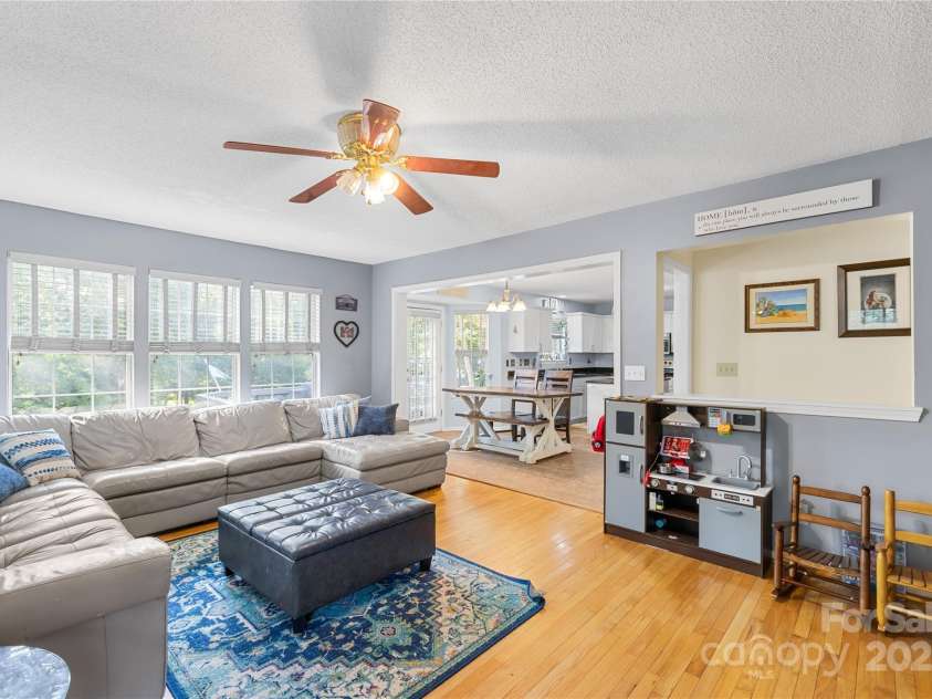 7410 Derby Meadows Court, Charlotte, NC 28216.  MLS# CAR4278987, YatesRealty ID 26335. Floor plan - flows nicely