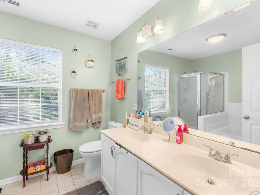 7410 Derby Meadows Court, Charlotte, NC 28216.  MLS# CAR4278987, YatesRealty ID 26335. Primary BA with dual vanity