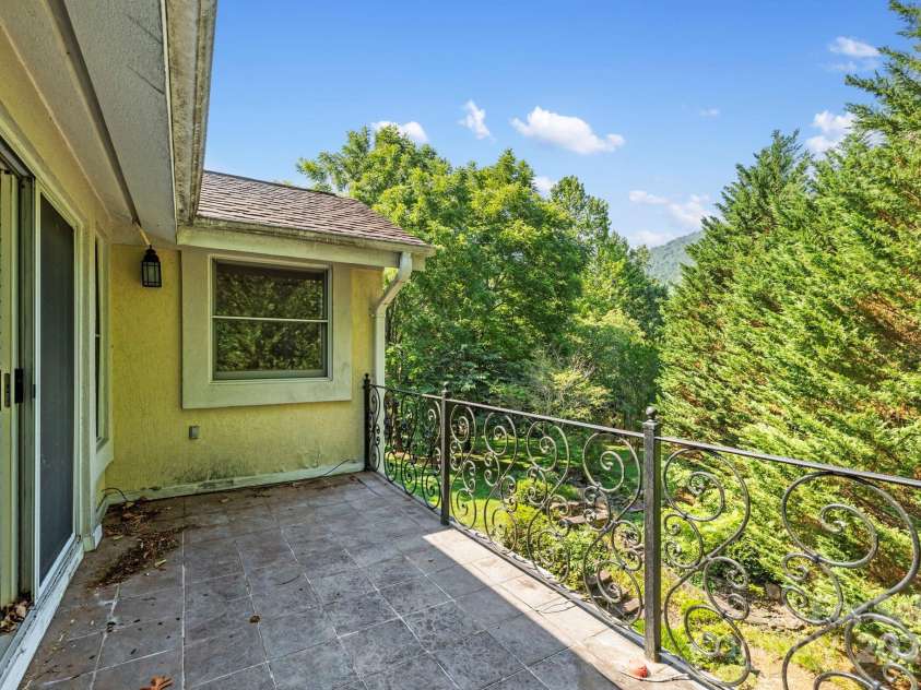 652 Avery Creek Road, Arden, NC 28704.  MLS# CAR4282113, YatesRealty ID 26338. 