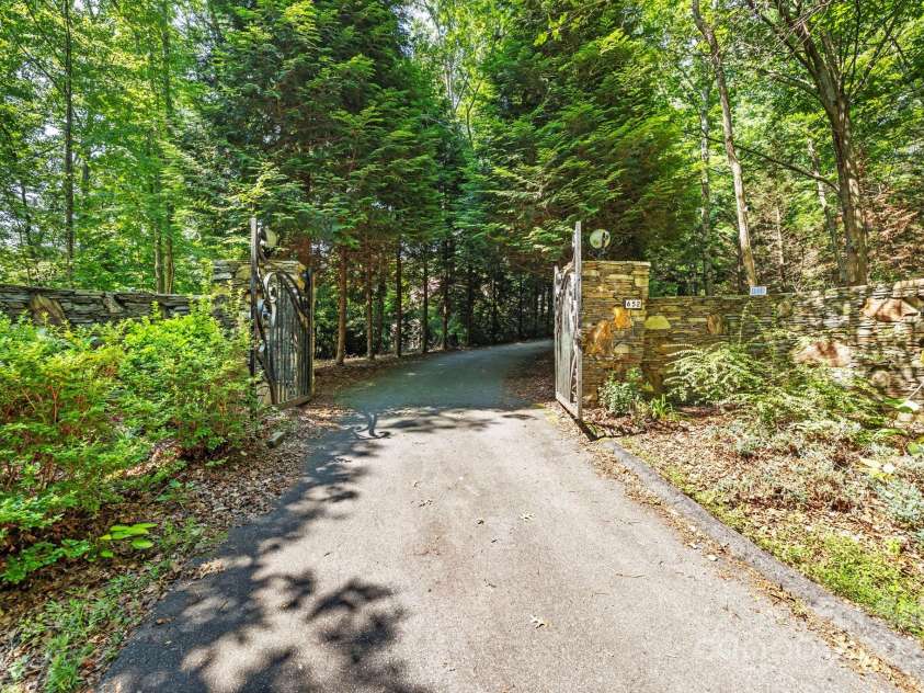 652 Avery Creek Road, Arden, NC 28704.  MLS# CAR4282113, YatesRealty ID 26338. 