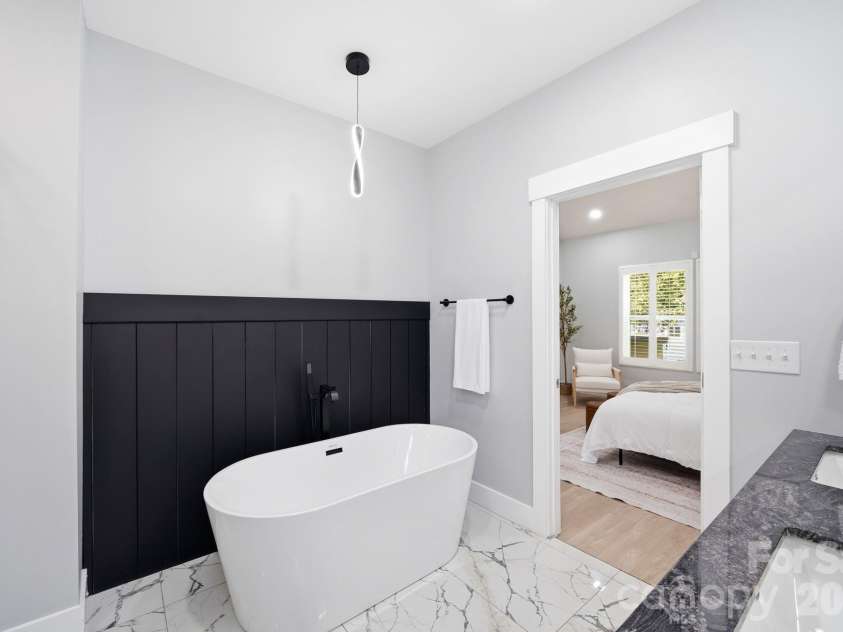 3824 Martele Drive, Mint Hill, NC 28227.  MLS# CAR4383750, YatesRealty ID 26339. Bathtub