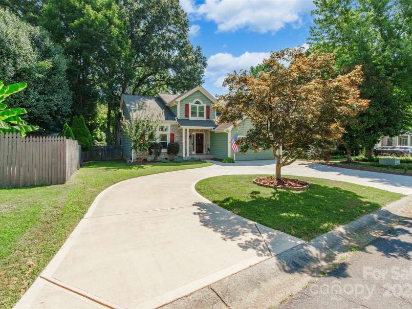 8909 Raven Park Drive, Charlotte, NC 28216.  MLS# CAR4278901, YatesRealty ID 26339. 