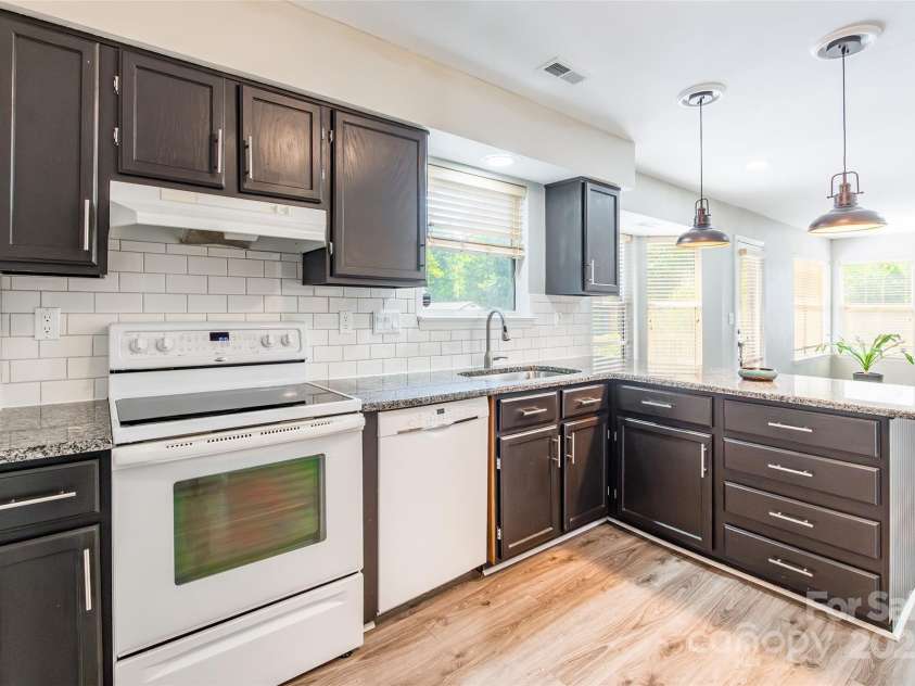 8909 Raven Park Drive, Charlotte, NC 28216.  MLS# CAR4278901, YatesRealty ID 26339. 