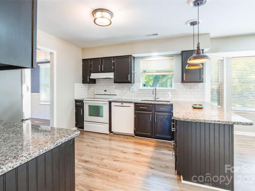 8909 Raven Park Drive, Charlotte, NC 28216.  MLS# CAR4278901, YatesRealty ID 26339. 