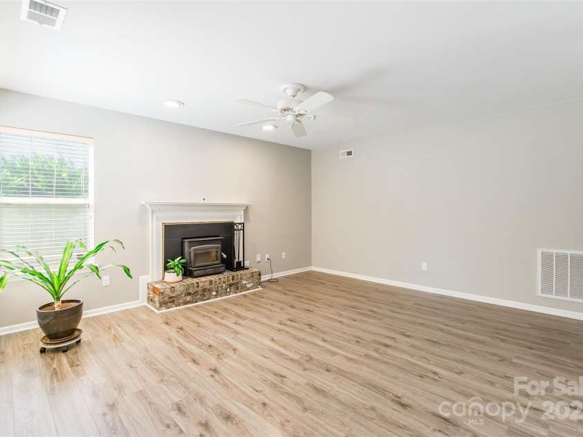 8909 Raven Park Drive, Charlotte, NC 28216.  MLS# CAR4278901, YatesRealty ID 26339. 